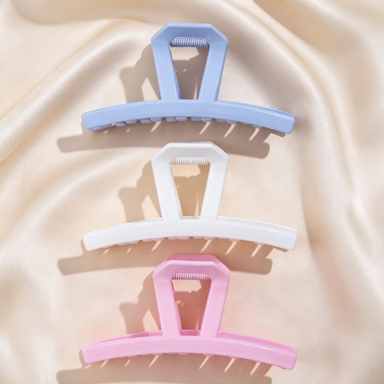 High-end Sophisticated Half-up Hair Clip With Shark Design photo 7