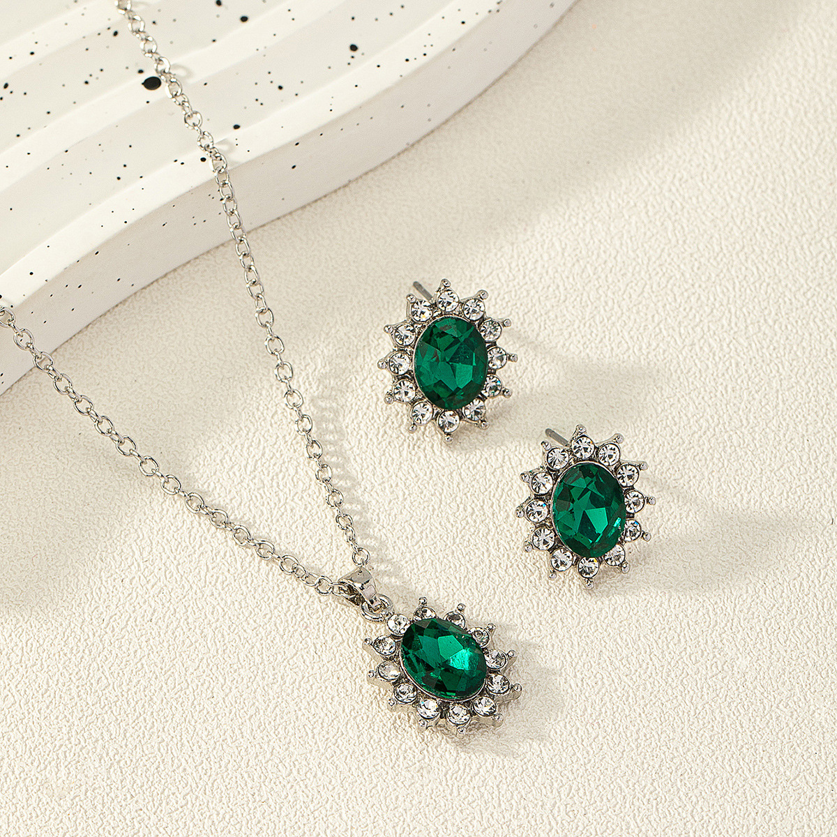 European And American Fashion SUNFLOWER Zircon Ear Stud Necklace Suit photo 5