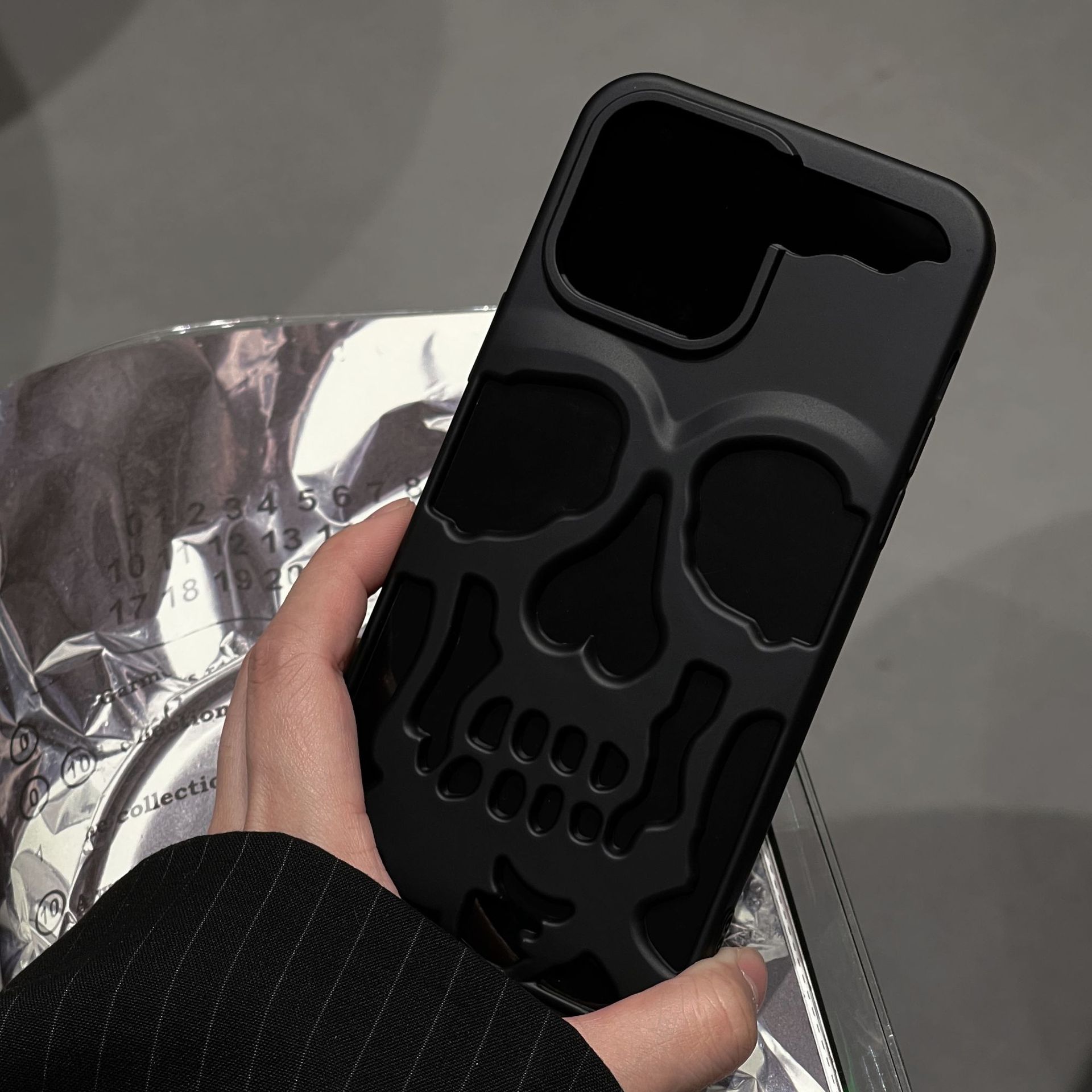 Skull-pattern Matte Hollowed-out Protective Case For 17 Pro Max photo 4