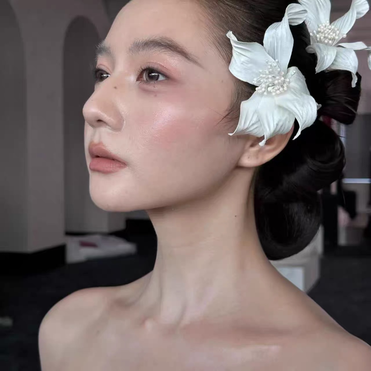 French-style White Iris Hair Clip photo 1