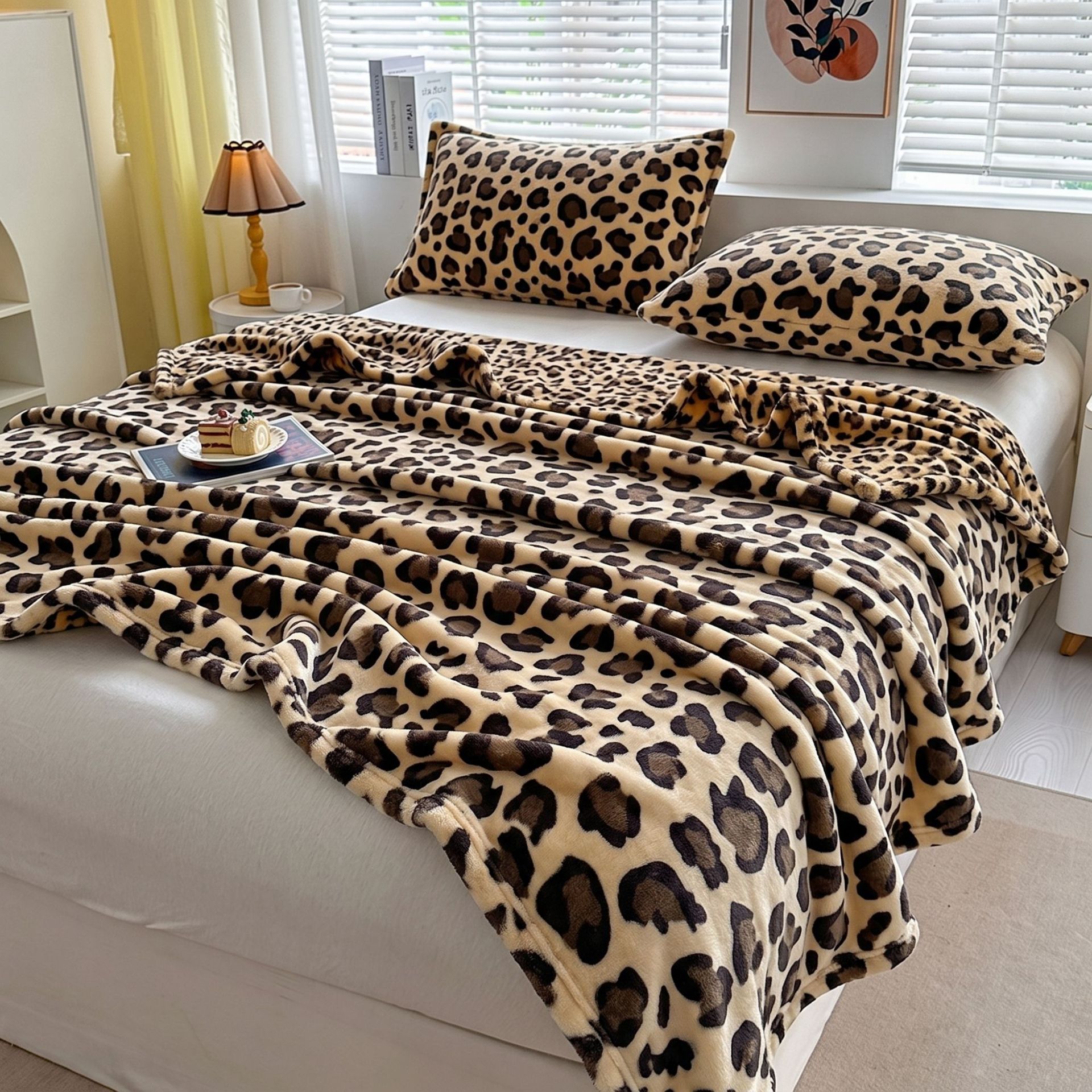 Double-sided Flannel Leopard-print Blanket photo 1