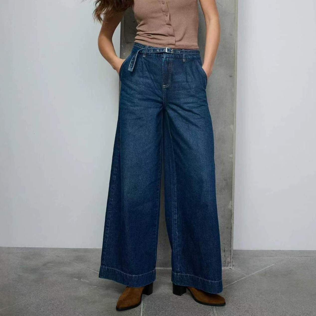 Women's Retro Washed Blue Straight-Leg Jeans photo 1