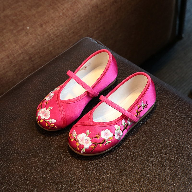 Childrens Simple And Versatile Embroidered Cloth Shoes photo 2