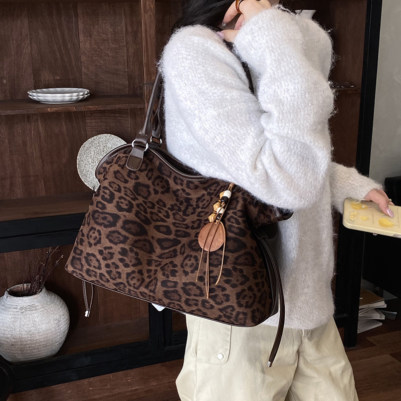 Large-capacity Womens Shoulder Crossbody Bag And Commuter Underarm Bag For Fall And Winter photo 3