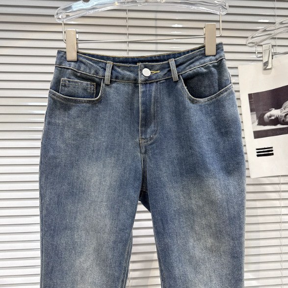Womens Slim-fit Cropped Denim Capri Pants With Frayed Hems photo 4