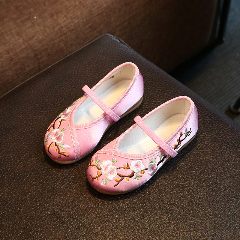 Childrens Simple And Versatile Embroidered Cloth Shoes photo 3