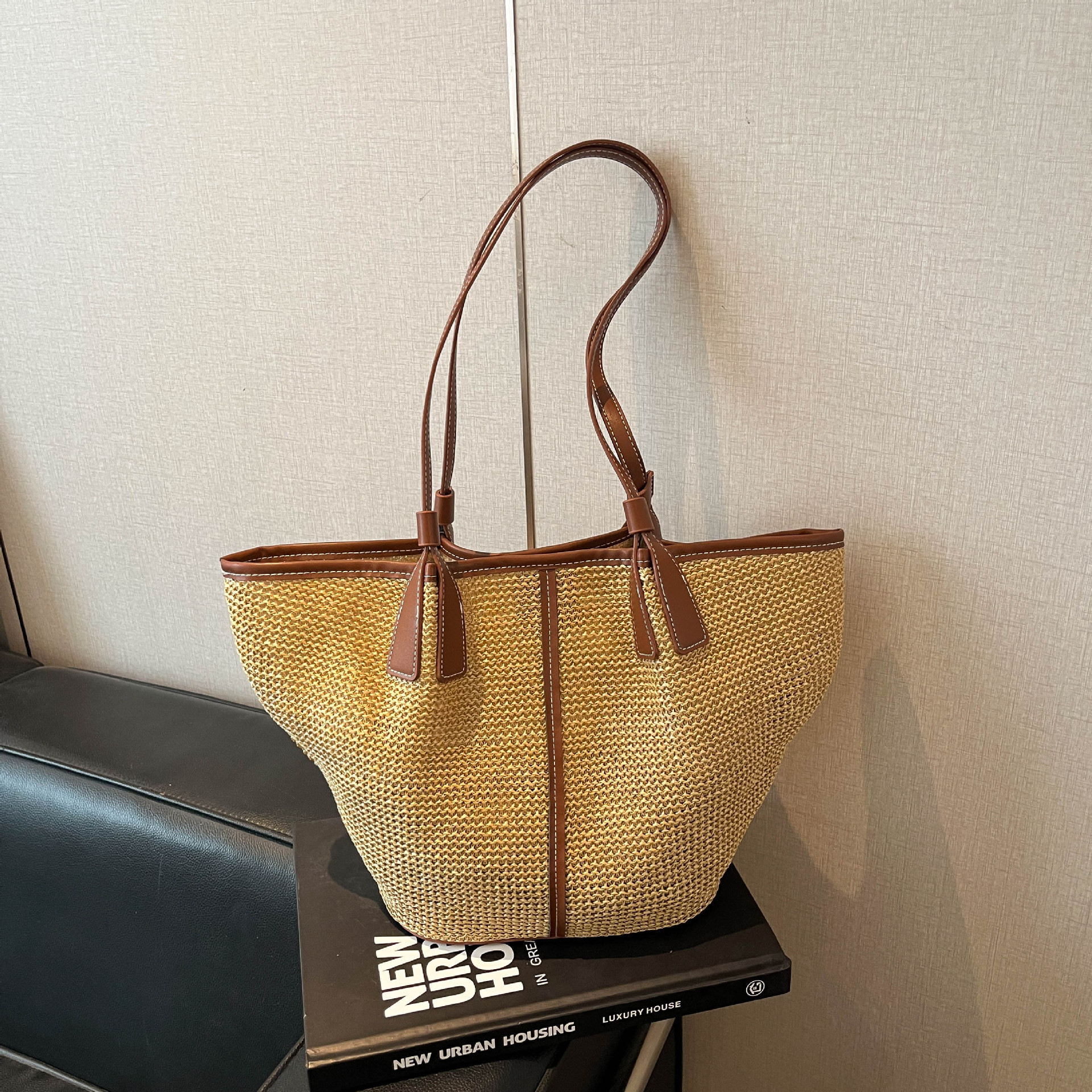 Large-capacity Relaxed Straw Woven Casual Tote Bag photo 5