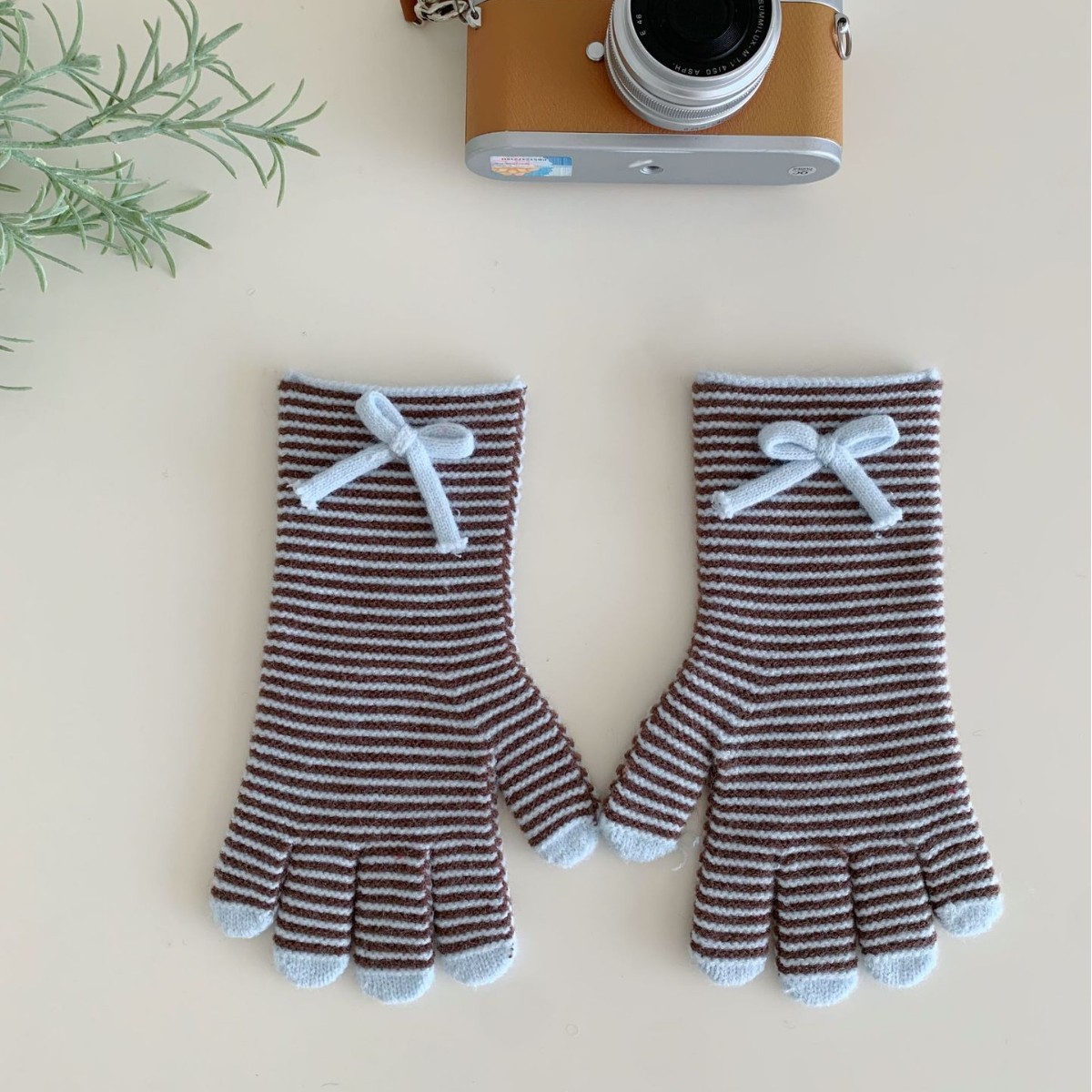 Knitted Wool Gloves With Touchscreen-compatible Fingertips And A Bow Detail photo 4
