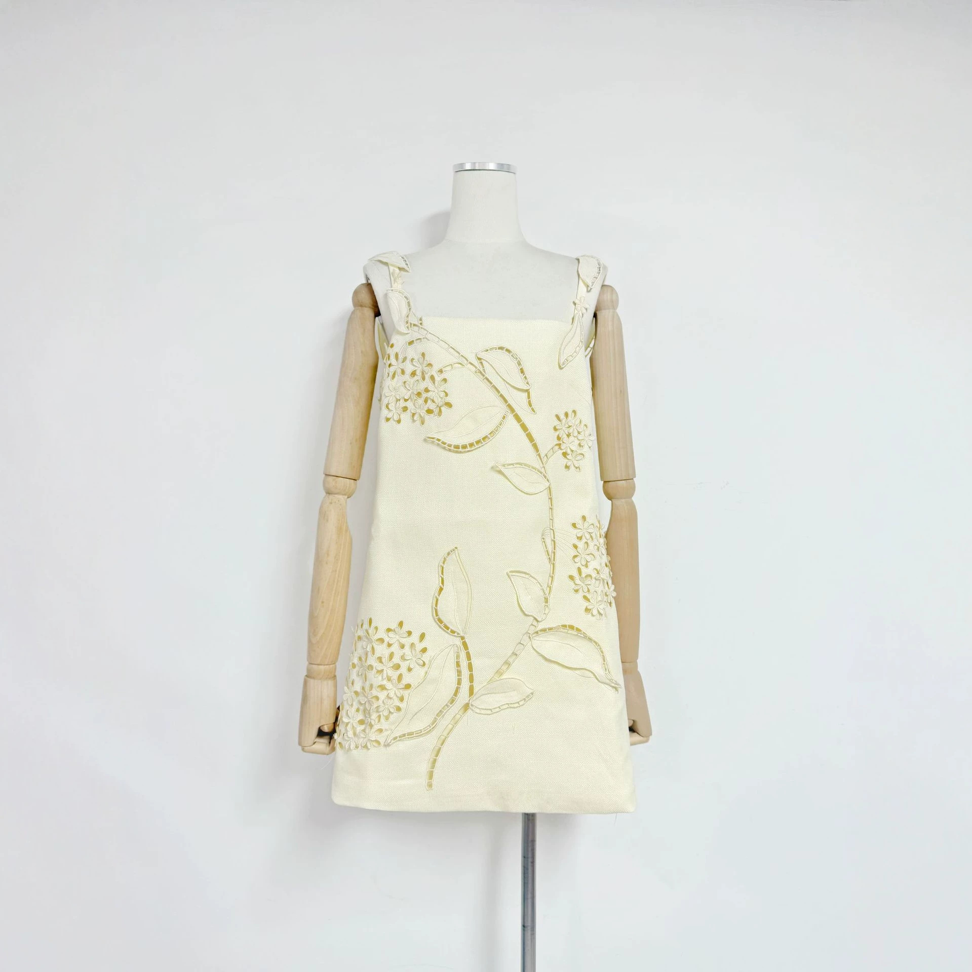 Women's Dimensional Embroidered Dress - Elegant Floral Pattern A-Line Midi Gown for Casual Party Wear photo 3
